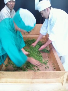 今から今年のおぶぶ新茶を冷凍保存したやつを解凍!!和束手揉み保存会で製茶してもらいます!! 今から今年のおぶぶ新茶を冷凍保存したやつを解凍!!和束手揉み保存会で製茶してもらいます!!